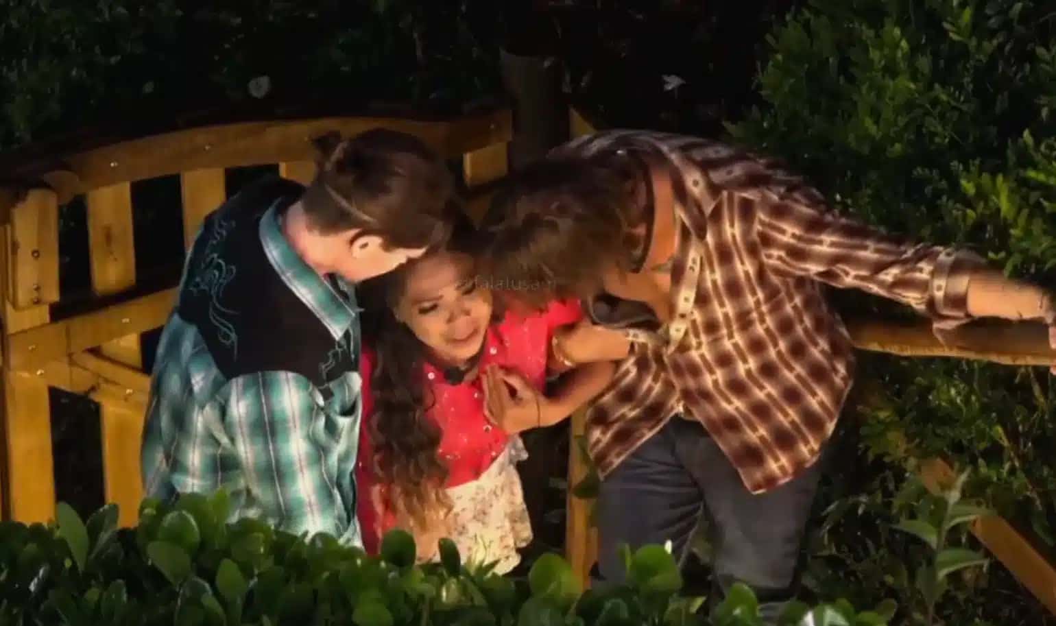 Darlin ameaça tocar o sino e é interceptada por Daniel Erthal e Jônatas Faro.