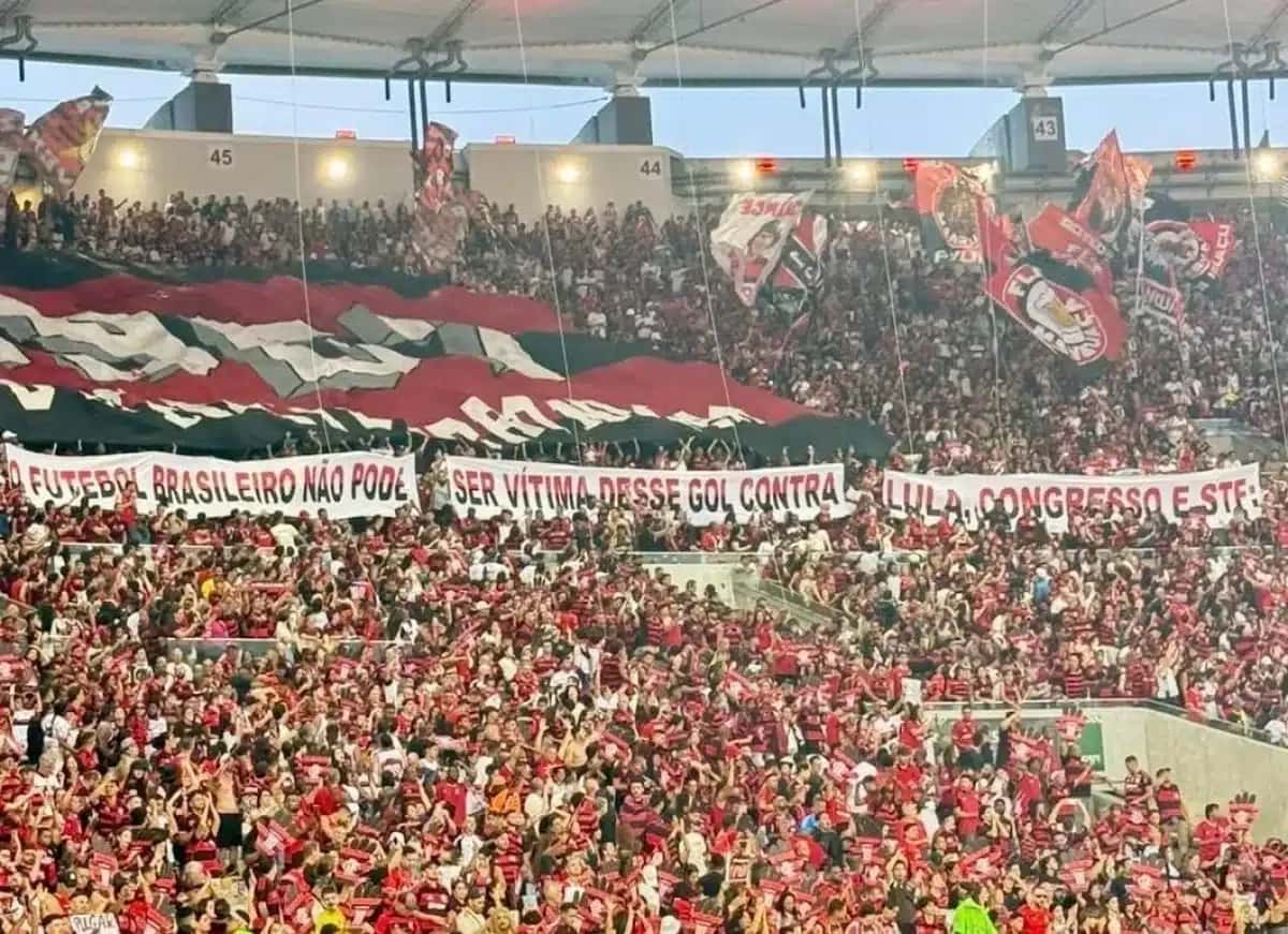 Torcida do Flamengo protesta contra o fim das bets