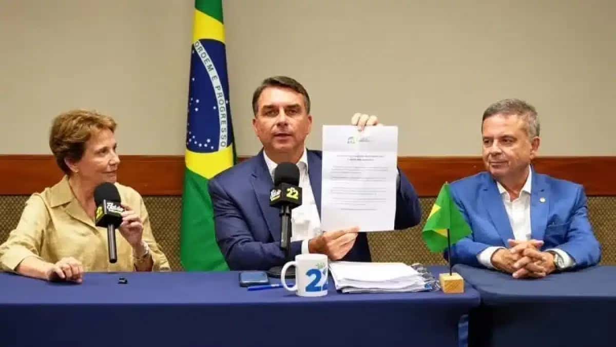 Flávio recebeu documento de apoio da FPA durante uma live nesta quinta-feira (1º)