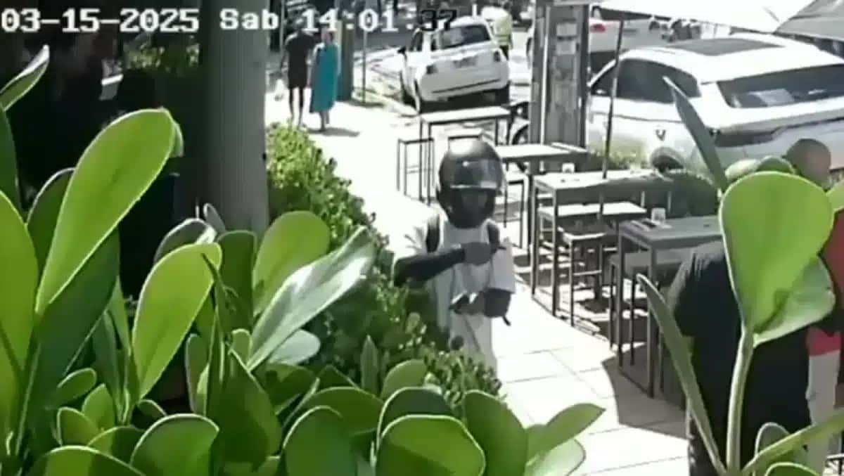 Imagens de câmeras de monitoramento de um restaurante na Rua Hilário Ribeiro e de um armazém na Rua Padre Chagas, ambas em Porto Alegre, registraram as ações criminosas.