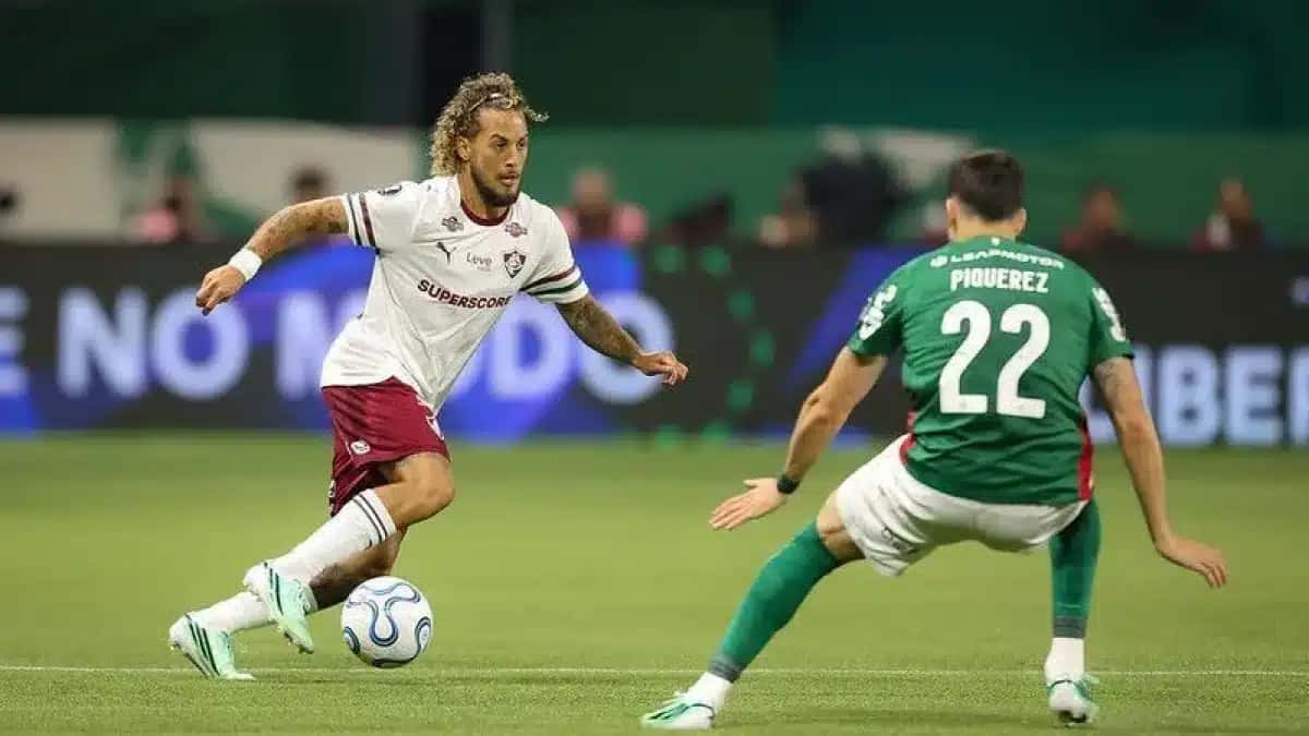 Guga é observado por Piquerez na partida da semi da Libertadores