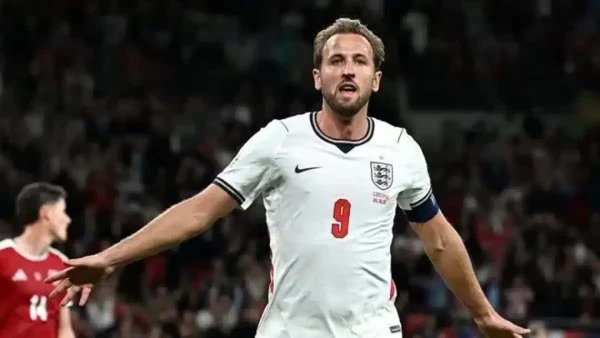 Harry Kane, atacante da Inglaterra, celebra gol sobre a Tchéquia