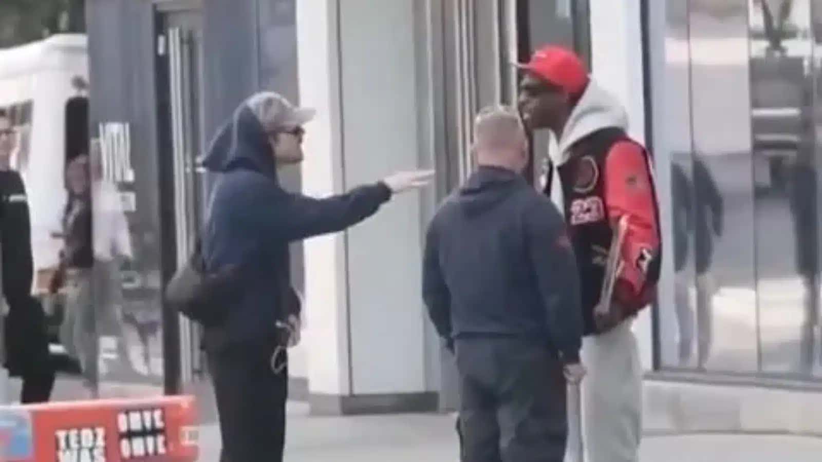 Harry Styles discute com homem nas ruas de Nova York.