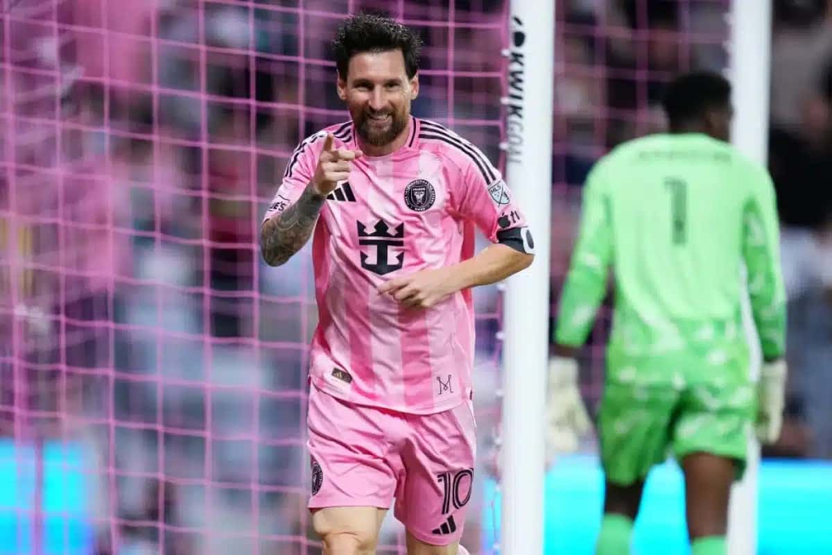 Lionel Messi comemora um dos gols marcados com o Inter Miami pela MLS na goleada contra o D.C. United | Foto: Rich Storry/Getty Images