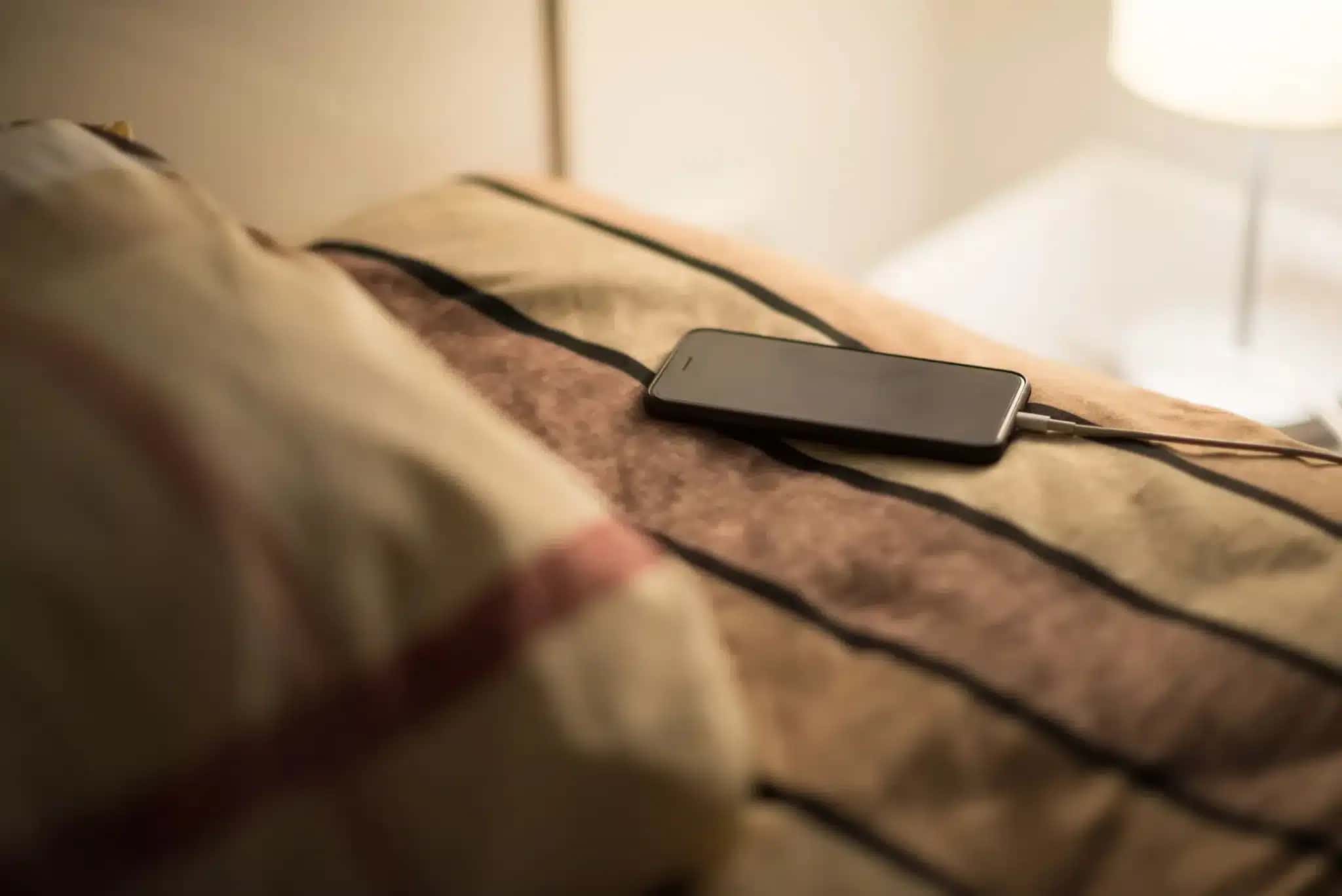 Dormir perto do iPhone enquanto ele está carregando pode ser perigoso e é desaconselhado pela Apple.