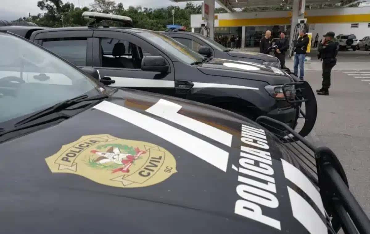 A Polícia Civil do estado de Santa Catarina cumpriu, nesta segunda-feira (19), quatro mandados de prisão nas cidades de Santo André e São Paulo.