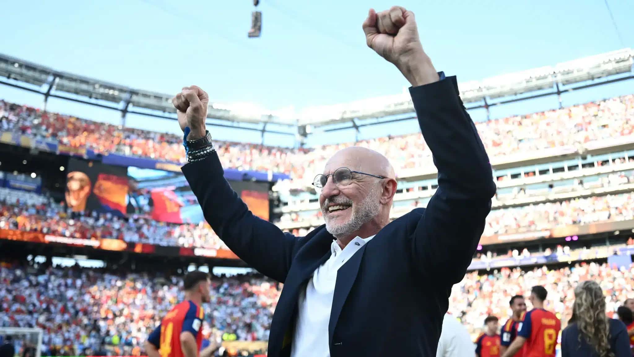 Luis de La Fuente, técnico da Espanha, celebrando o título da Espanha na Copa do Mundo de 2026.