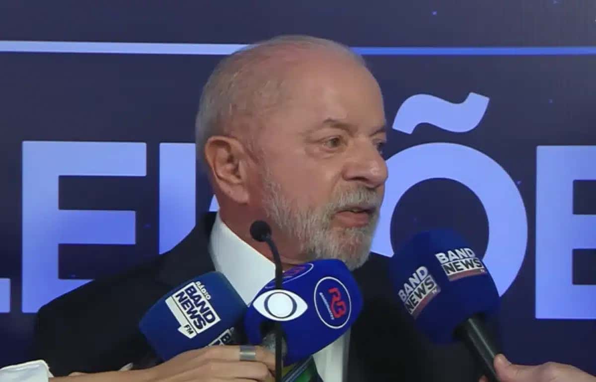 O presidente Luiz Inácio Lula da Silva (PT) falou à imprensa antes do debate presidencial deste domingo (18).