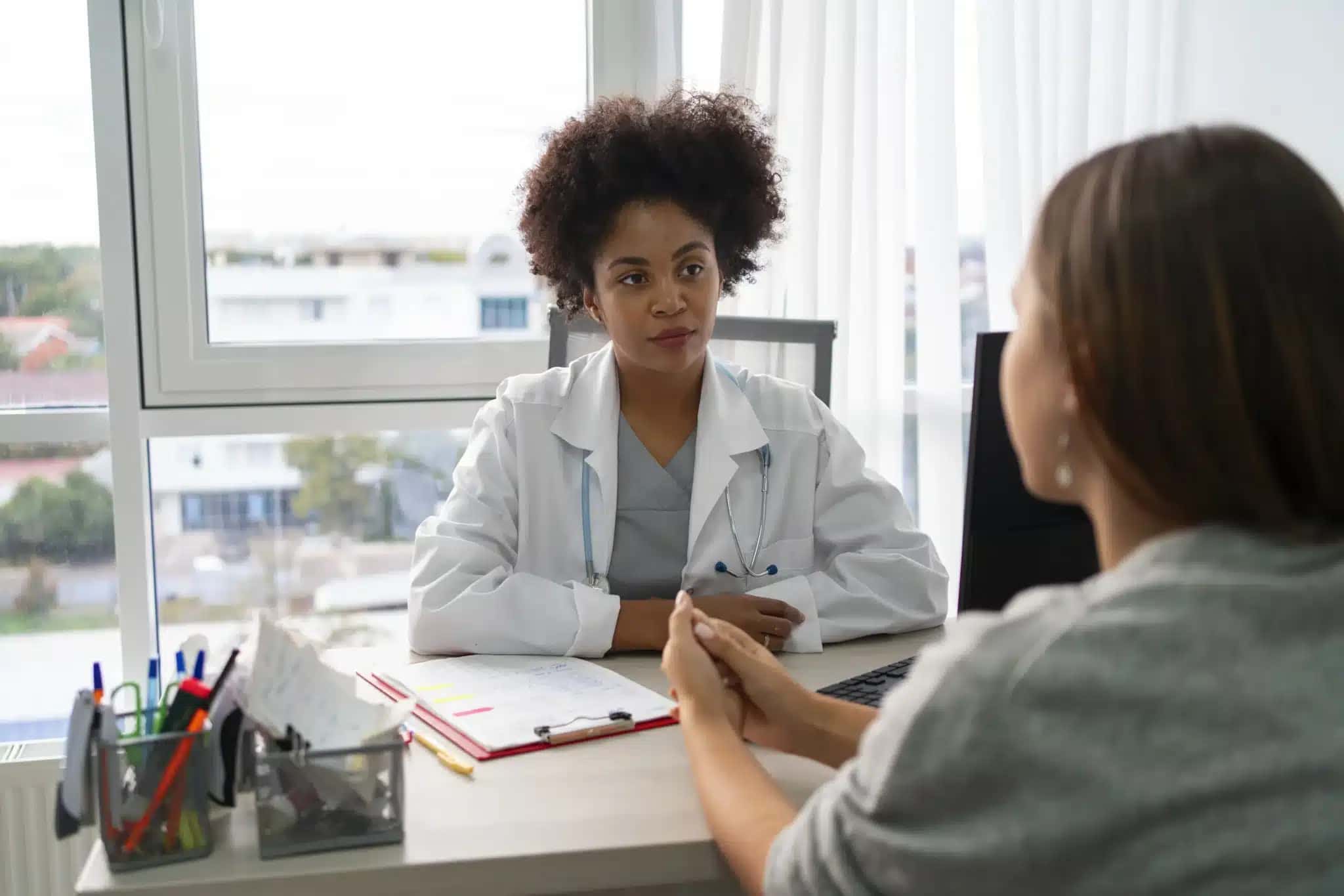 Médica conversando com paciente.