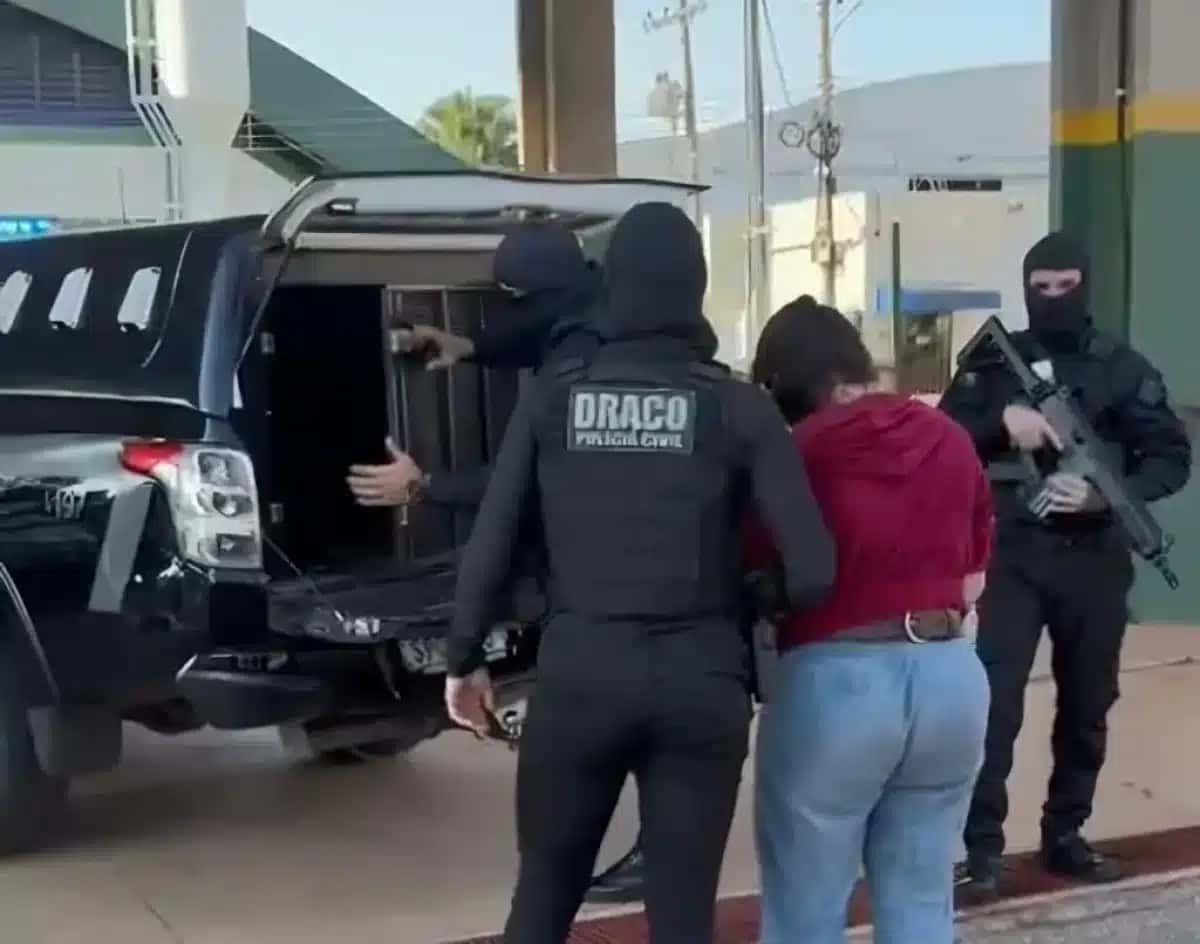 Polícia Civil leva faccionada presa na Bolívia para Mato Grosso