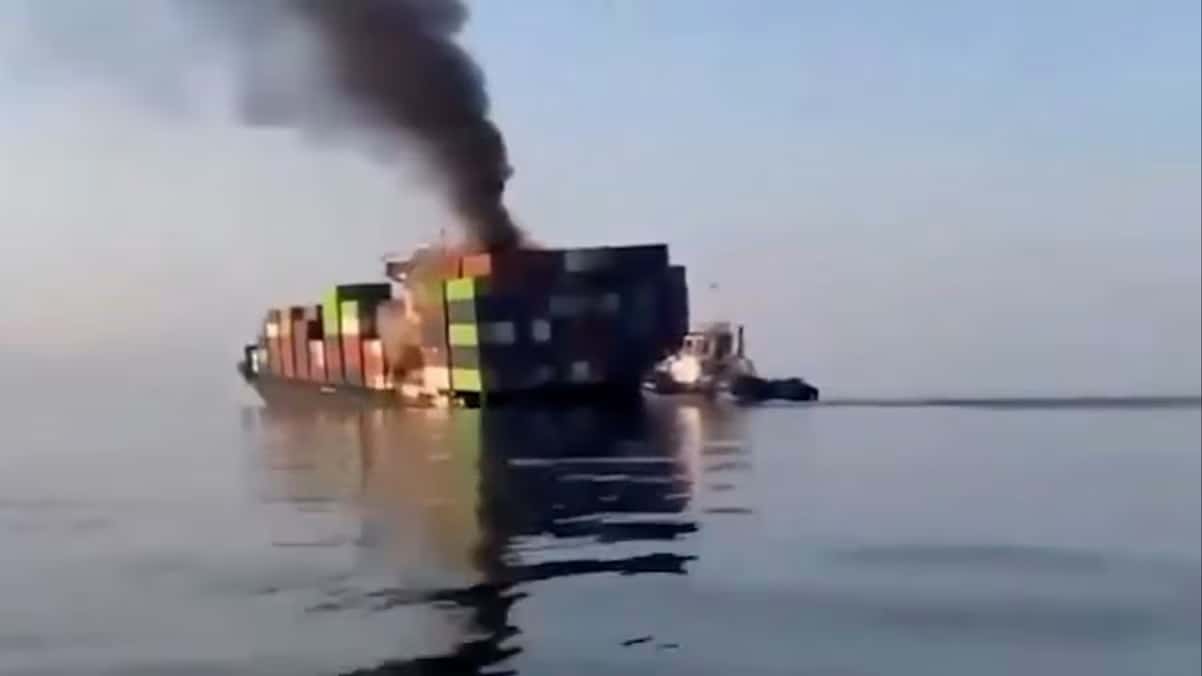 Captura de tela de vídeos verificados pela CNN que mostram o navio porta-contêineres GFS Pride, de bandeira de Singapura, afundando após ser atingido por projéteis desconhecidos no dia 13 de outubro, perto do Estreito de Ormuz.
