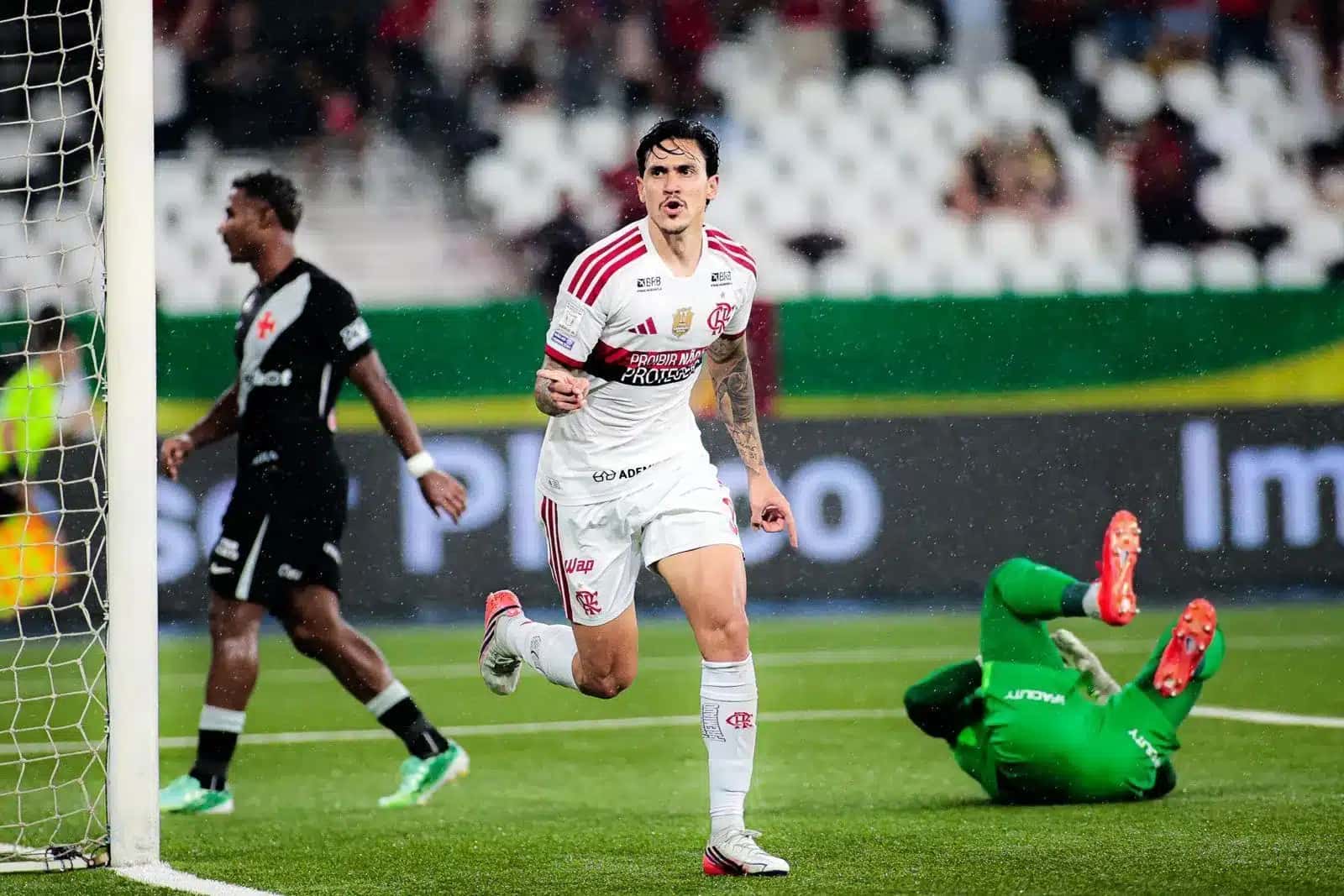 Pedro marca o segundo gol dele em Flamengo x Vasco | Foto: Reprodução/CNN Brasil