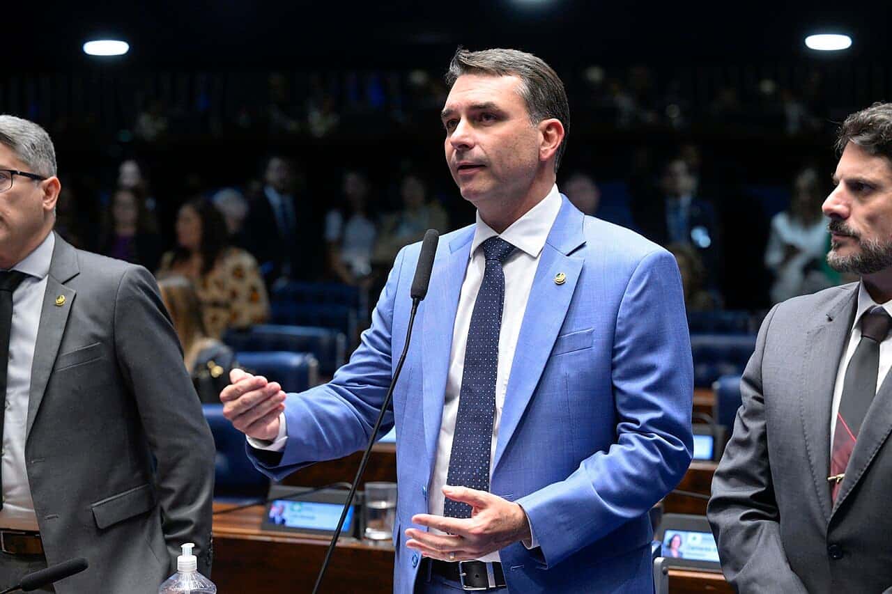 Plenário do Senado Federal durante sessão deliberativa ordinária destinada à deliberação de indicados a embaixadores e dos demais itens constantes da pauta publicada pela Secretaria-Geral da Mesa. Ordem do dia. Em pronunciamento, à bancada, senador Flávio Bolsonaro (PL-RJ). Foto: Carlos Moura/Agência Senado