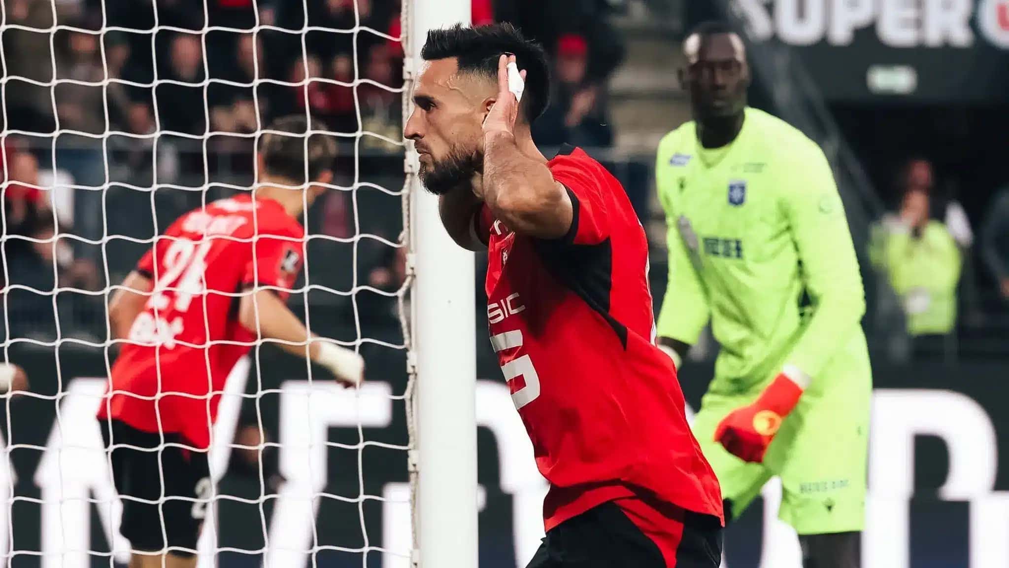 Adrien Thomasson comemora gol pelo Rennes.