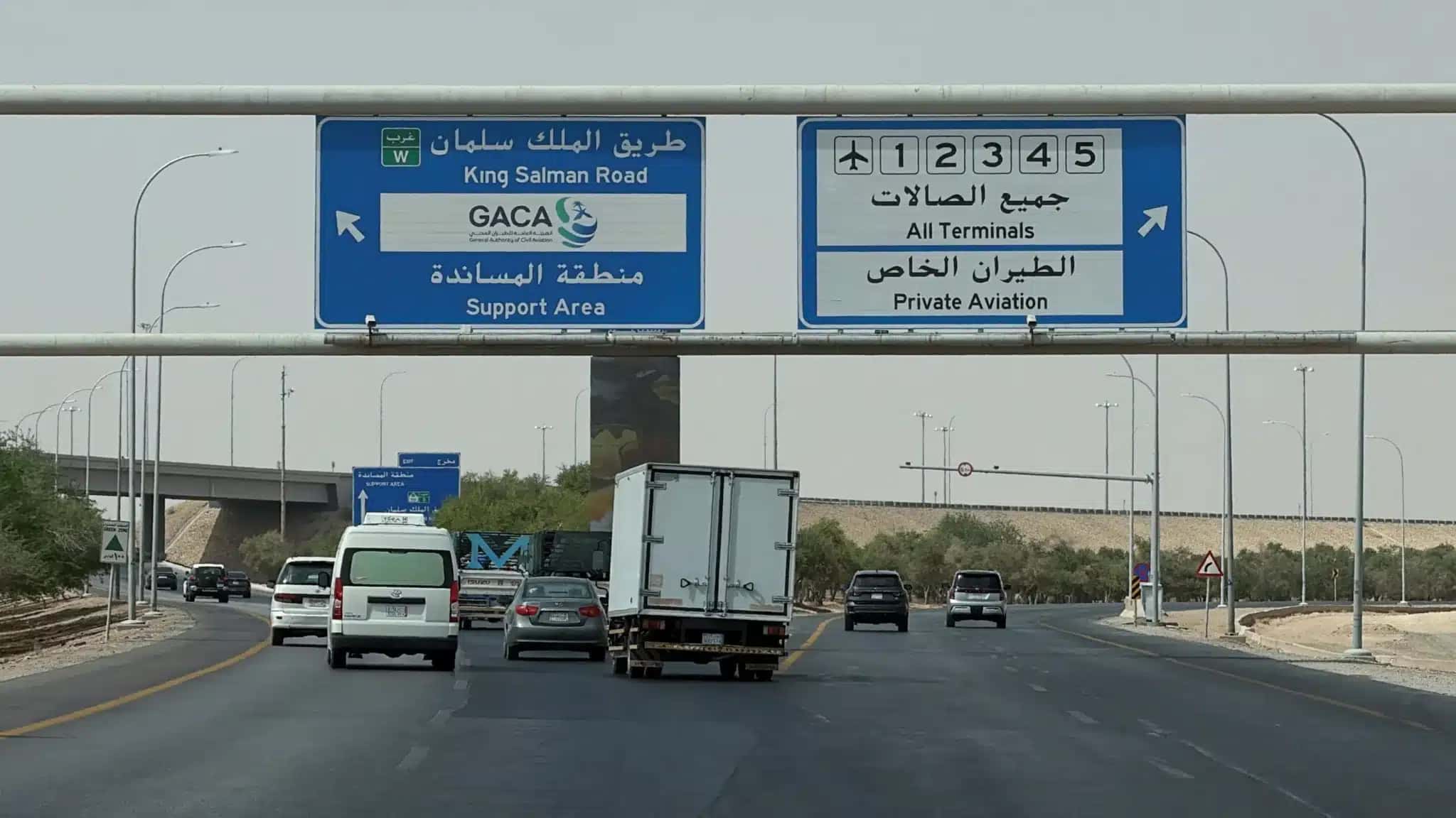 Vista geral da rodovia que leva ao Aeroporto Internacional Rei Khalid, em Riad, na Arábia Saudita, 12 de outubro de 2026. Foto tirada com um celular. REUTERS/