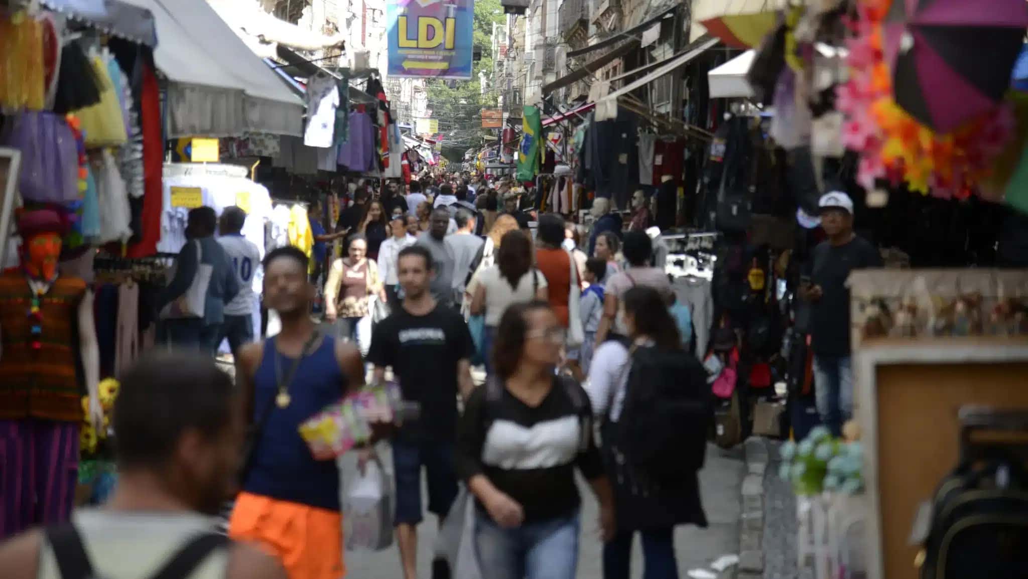 Pedestres nas ruas na tradicional área de compras do Saara, no centro do Rio de Janeiro