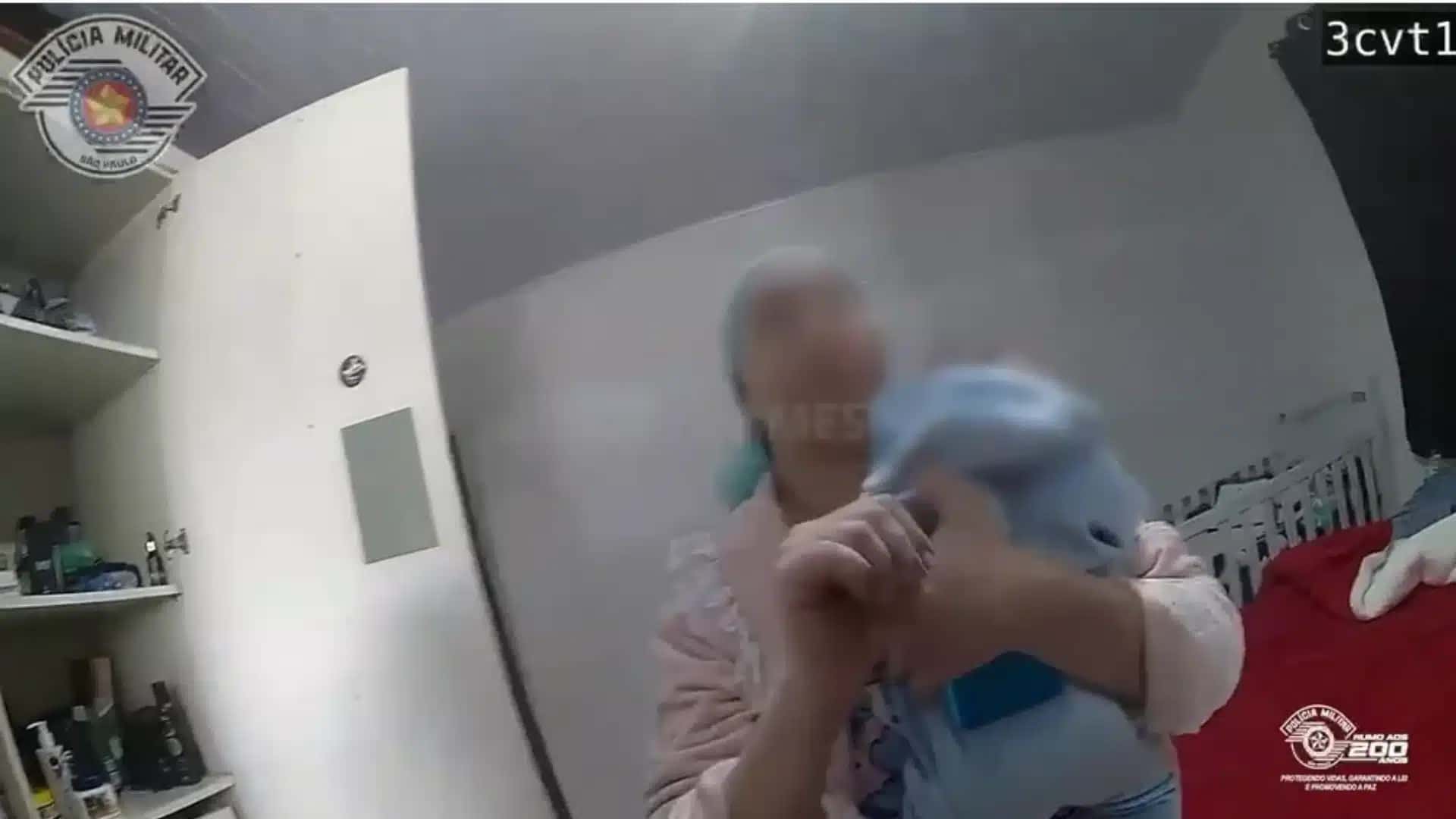 Mulher não falava português e usou o sinal internacional de socorro para pedir ajuda aos policiais.