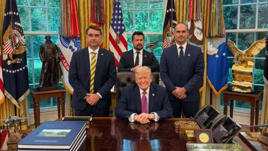 Flávio Bolsonaro, Paulo Figueiredo e Eduardo Bolsonaro com Donald Trump | Foto: Reprodução/Brasil de Fato