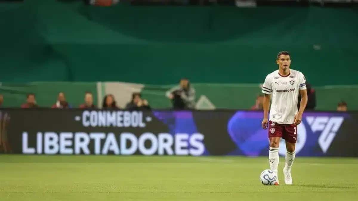 Thiago Silva inicia jogada na partida contra o Palmeiras