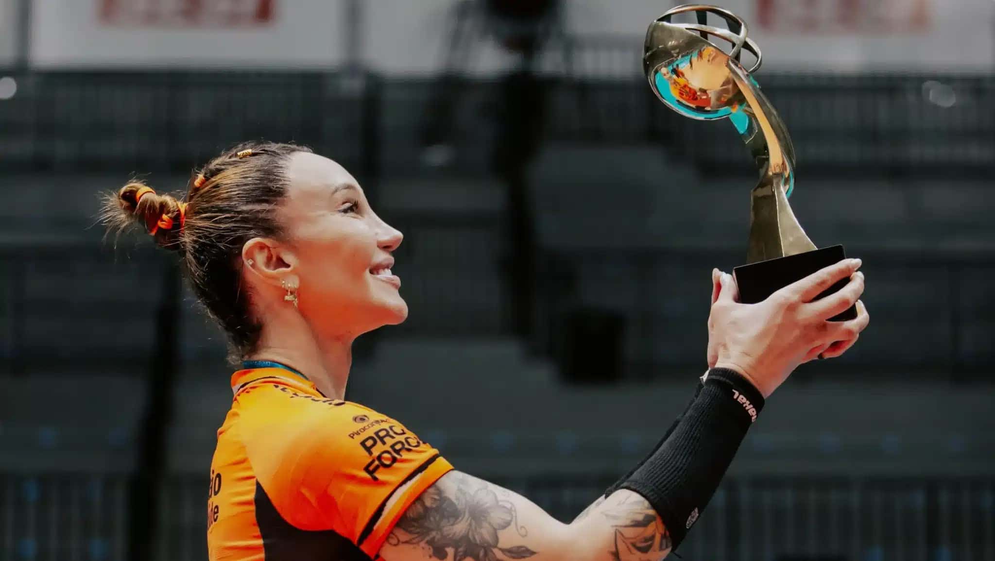 Tifanny ergue a taça do título paulista de vôlei feminino conquistado pelo Osasco.