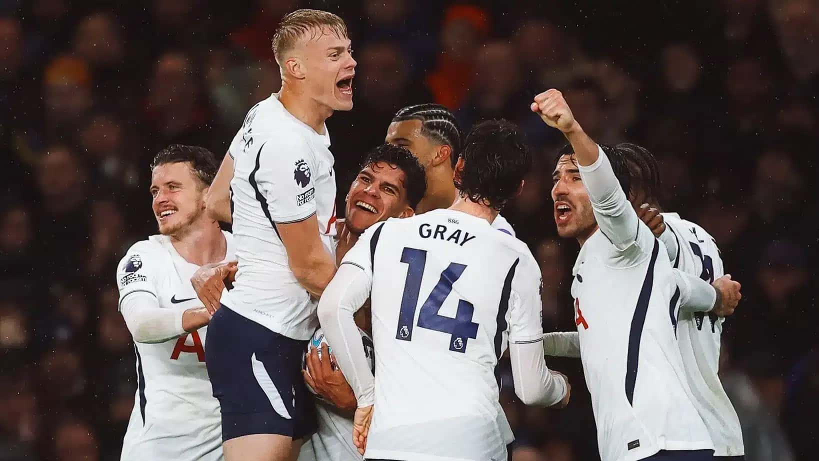 Jogadores do Tottenham celebram a vitória sobre o Chelsea em jogo da oitava rodada da Premier League.