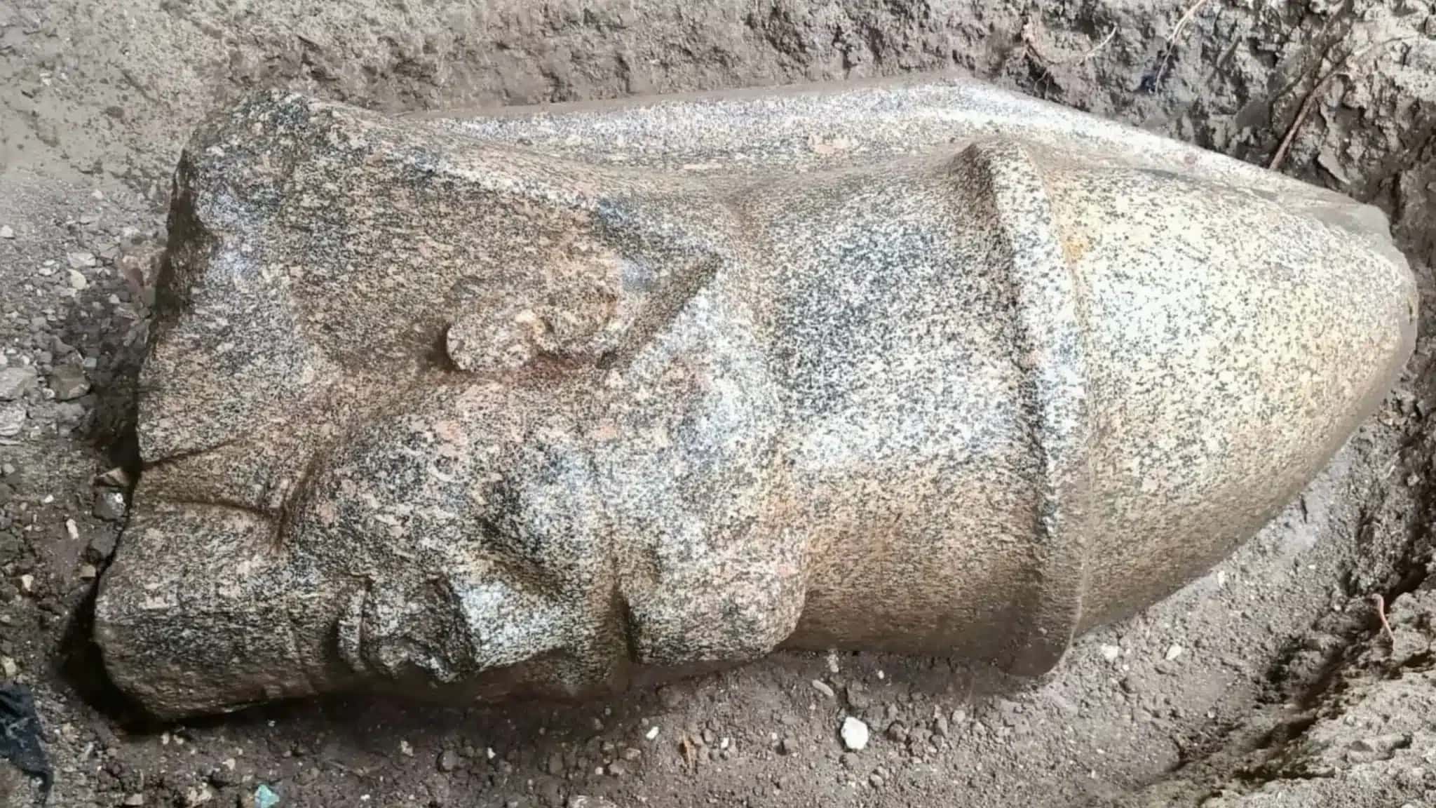 Escavações no Egito revelam estátua de mais de 8 metros de um faraó que governou a região há 3 mil anos.
