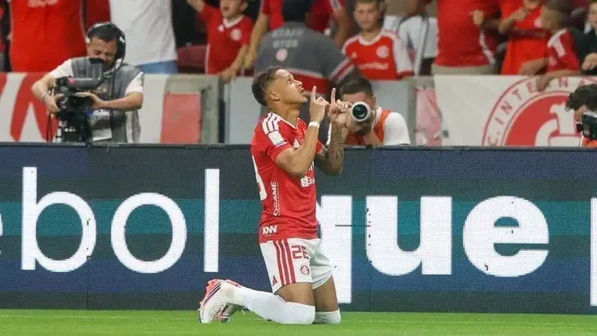 Vitinho abriu o placar para o Inter contra o Corinthians