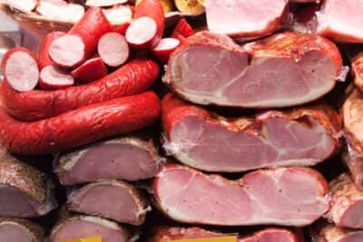 Novo estudo afirma que não há consumo seguro de carne processada