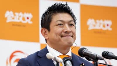 Qual fatores contribuíram para o fortalecimento de um partido populista no Japão nas eleições?