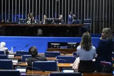 Senadora Apresenta PL que Criminaliza Misoginia: Críticas e Debate no Senado