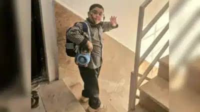 Menino iraniano Mikaeil Mirdoraghi acena para mãe antes de ataque fatal dos EUA e Israel