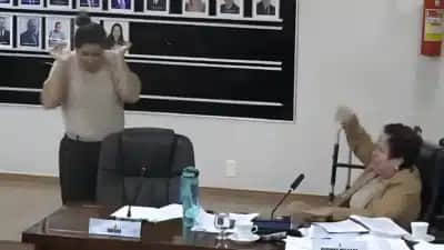 Vereadora Dorinha Melgaço arremessa microfone em sessão e pede desculpas após incidente em Unaí