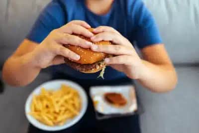 Estudo aponta que estresse e alimentação noturna podem prejudicar saúde intestinal