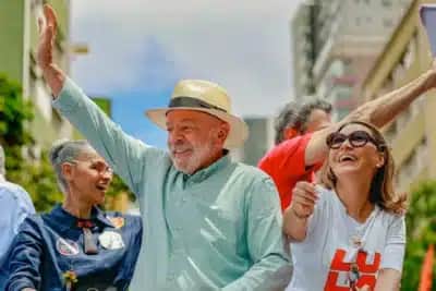 PoderDataAYA: Lula reduz desaprovação para 49%, e aprovação sobe a 46%