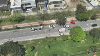 Prisão no Rio: homem condenado a 16 anos é detido e carros de luxo blindados são apreendidos