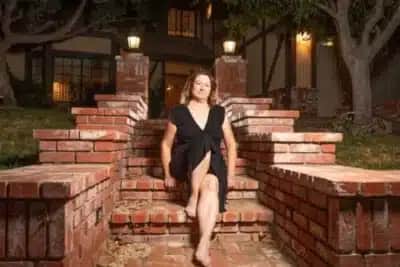Rachel Powers compra em Simi Valley a casa de Poltergeist e a transforma em hospedagem para fãs