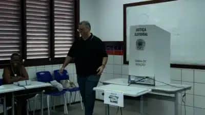 Flávio Dino vota em São Luís e defende que a Constituição “seja cumprida” no 2º turno