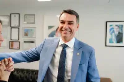 Flávio Bolsonaro lança ‘Bloquinho do 22’ com Nikolas Ferreira em MG