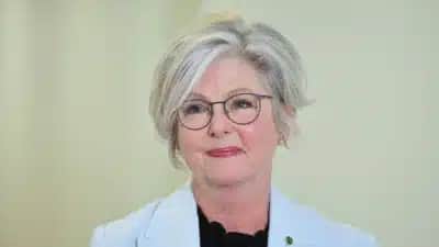 Deputada Helen Haines, de 65 anos, perde as duas pernas após atropelamento em Victoria