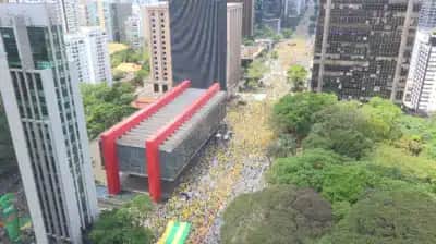 Flávio Bolsonaro reúne apoiadores na avenida Paulista horas antes do debate com Lula