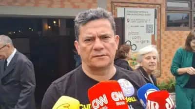 Sergio Moro vota em Curitiba e diz confiar na vitória de Flávio Bolsonaro no 2º turno
