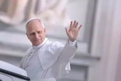 Papa Leão XIV passa por cirurgia para retirar nódulo no pulmão em Roma