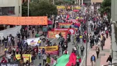 Colômbia: milhares protestam contra cortes no salário mínimo de Espriella