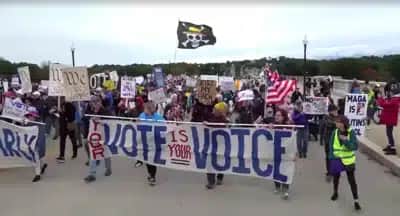 Manifestantes marcham em Washington contra Trump e pedem voto antecipado nas eleições