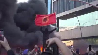 Edi Rama atribui protestos na Albânia a “mãos estrangeiras”, sem apresentar provas