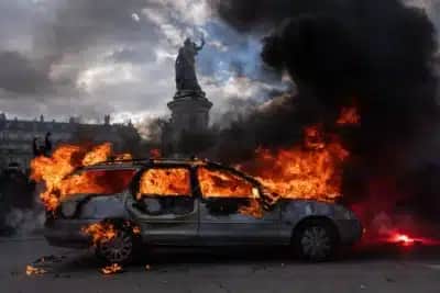Protestos na França deixam mais de 500 policiais feridos e levam 1.800 pessoas à prisão