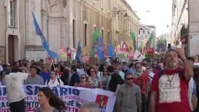 Marcha em Lisboa pressiona governo português por mais acesso à moradia