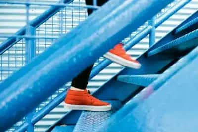 Mesmo sem academia, subir 60 a 70 degraus diários se associa a menos infarto e AVC