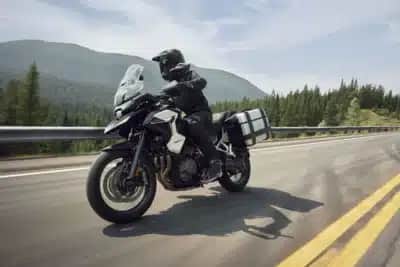 Nova Tiger 1200 baixa o assento em 3 cm ao parar, mas Triumph ainda não confirma preço no Brasil