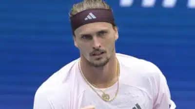 Zverev avança às quartas em Xangai e assume topo do ranking